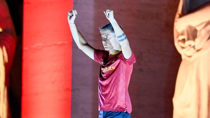 AS Roma player Paulo Dybala during the presentation to fans from Palazzo della Civilta on July 26, 2022 in Rome, Italy. (Photo by Fabrizio Corradetti/LiveMedia/NurPhoto via Getty Images)