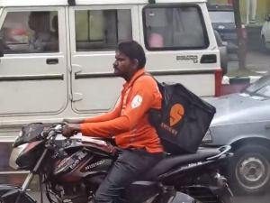 Diguyur Hujan, Pengantar Makanan Ini Tetap Semangat Antar Pesanan