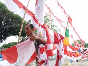Pandemi Melandai, Penjualan Bendera di Medan Mulai Naik