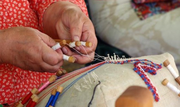 Perempuan Pulau Kihnu sedang merajut kain untuk kerajinan tangan/ Foto: Getty Images Perempuan Pulau Kihnu sedang merajut kain untuk kerajinan tangan/ Foto: Getty Images