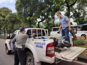 Truk Sampah Tabrak Motor di Cililitan Jaktim, 1 Orang Disebut Kritis