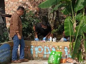 Polisi Olah TKP Bocah 4 Tahun Tewas dalam Septic Tank di Jambi Polisi Olah TKP Bocah 4 Tahun Tewas dalam Septic Tank di Jambi