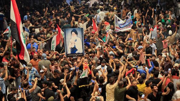 Keriuhan Demonstran Saat Kuasai Gedung Parlemen Irak, Ini Fotonya