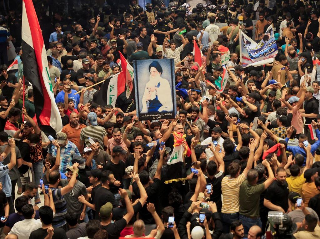 Keriuhan Demonstran Saat Kuasai Gedung Parlemen Irak, Ini Fotonya