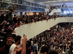 Momen Ratusan Pengikut Ulama Duduki Gedung Parlemen di Irak