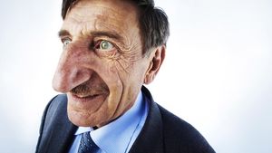 Potret Pria Pemegang Rekor Hidung Terpanjang di Dunia