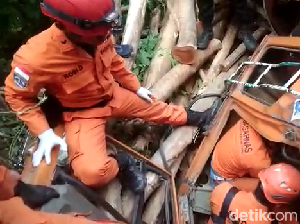 Truk Muatan Kayu Masuk Jurang di Simalungun, Sopir Tewas Terjepit