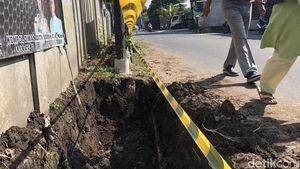 Duh, Proyek Pembuatan Got di Tangsel Terhalang Tiang Utilitas