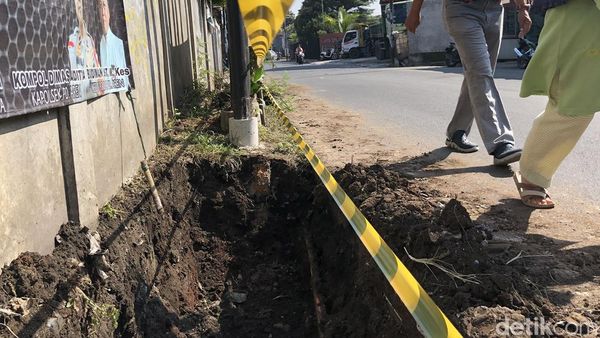Duh, Proyek Pembuatan Got di Tangsel Terhalang Tiang Utilitas