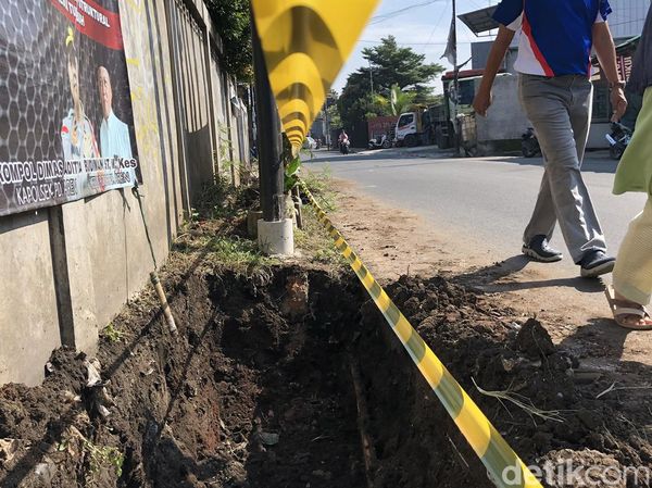 Duh, Proyek Pembuatan Got di Tangsel Terhalang Tiang Utilitas