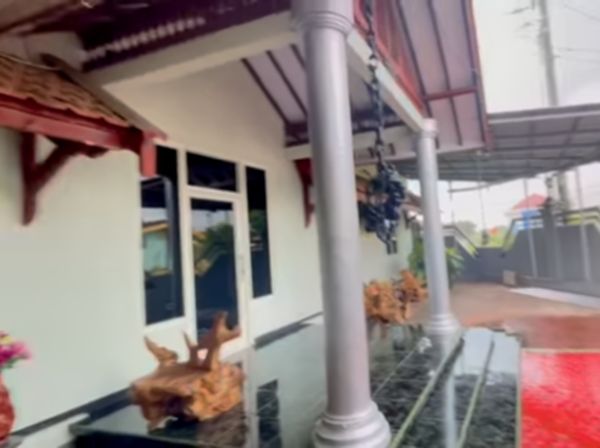 9 Foto Rumah Dewi Perssik di Jember, Ada Musala Luas dan Kolam Renang Mini