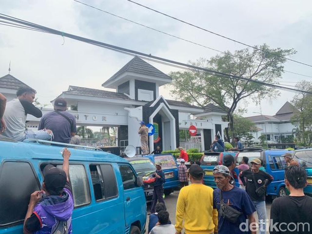 Sopir Angkot di Karawang Minta Bupati Cellica Tertibkan Odong-odong