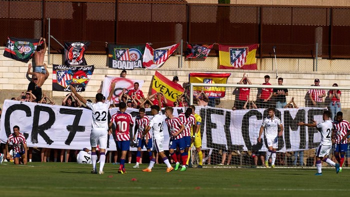BURGOS, SPAIN - JULY 27: Fans of Atletico de Madrid display a sign against Cristiano Ronaldo during the pre-season friendly match between Numancia and Atletico de Madrid at Estadio Burgo de Osma on July 27, 2022 in Soria, Spain. (Photo by Diego Souto/Quality Sport Images/Getty Images)