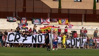 Spanduk penolakan itu dipampang suporter saat Atletico dijamu Numancia di laga uji coba. Foto: Getty Images/Quality Sport Images