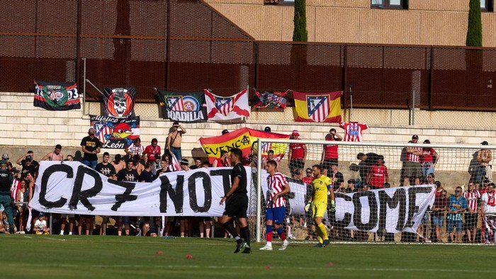 BURGOS, SPAIN - JULY 27: Fans of Atletico de Madrid display a sign against Cristiano Ronaldo during the pre-season friendly match between Numancia and Atletico de Madrid at Estadio Burgo de Osma on July 27, 2022 in Soria, Spain. (Photo by Diego Souto/Quality Sport Images/Getty Images)