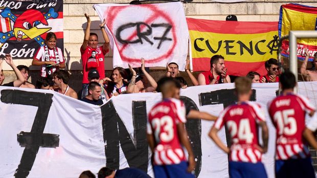 BURGOS, SPAIN - JULY 27: Fans of Atletico de Madrid display a sign against Cristiano Ronaldo during the pre-season friendly match between Numancia and Atletico de Madrid at Estadio Burgo de Osma on July 27, 2022 in Soria, Spain. (Photo by Diego Souto/Quality Sport Images/Getty Images)