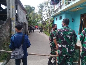 Tim Gabungan TNI-Polri Amankan Rumah Ortu TKP Tewasnya Kopda Muslimin Tim Gabungan TNI-Polri Amankan Rumah Ortu TKP Tewasnya Kopda Muslimin