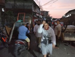 Tangis Histeris Keluarga Korban Saat Evakuasi Bangunan Roboh di Jakpus