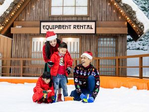 Warga Antusias-Tak Sabar Ingin Main Salju di Trans Snow World Surabaya Warga Antusias-Tak Sabar Ingin Main Salju di Trans Snow World Surabaya