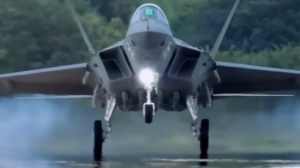 Uji Terbang Perdana Jet Tempur KF-21 Borame Berjalan Sukses Uji coba penerbangan perdana KF-21 Boramae yang sangat dinantikan oleh pecinta dunia militer dan kedirgantaraan baik di Indonesia maupun dunia itu berjalan sukses.