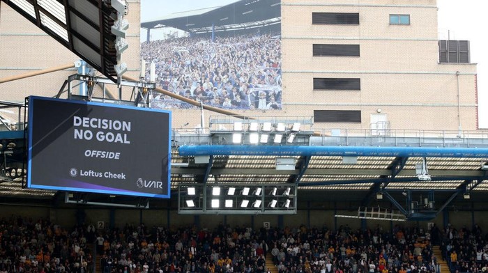 LONDON, ENGLAND - MAY 07: The LED screen shows the VAR decision to disallow the goal by Ruben Loftus-Cheek of Chelsea (not pictured) for offside during the Premier League match between Chelsea and Wolverhampton Wanderers at Stamford Bridge on May 07, 2022 in London, England. (Photo by Jack Thomas - WWFC/Wolves via Getty Images)
