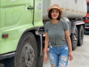 7 Gaya Yuni Shara yang Ngaku Anak Pantura, Pakai Jeans Sobek-sobek