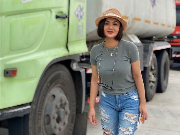 7 Gaya Yuni Shara yang Ngaku Anak Pantura, Pakai Jeans Sobek-sobek