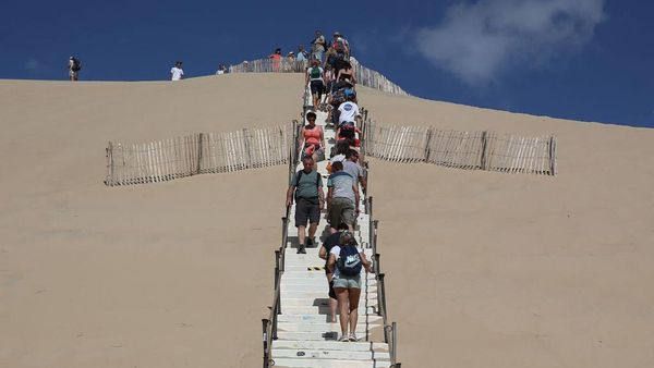 Yuk Tes Dengkul, Cobain Naik Anak Tangga Bukit Pasir di Prancis Ini