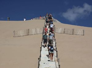 Yuk Tes Dengkul, Cobain Naik Anak Tangga Bukit Pasir di Prancis Ini Yuk Tes Dengkul, Cobain Naik Anak Tangga Bukit Pasir di Prancis Ini