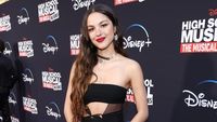 Olivia Rodrigo Seksi dengan Stocking Hitam dan Lipstik Merah