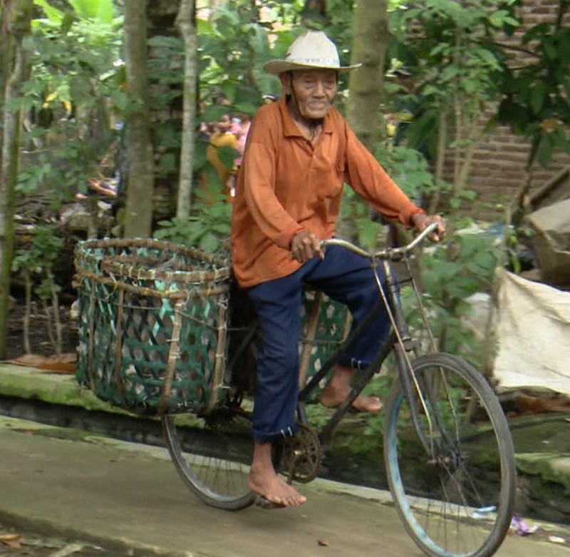 Abah Hamdan, Penjual Pisang Keliling yang Hidup Sebatang Kara