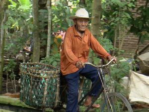 Abah Hamdan, Penjual Pisang Keliling yang Hidup Sebatang Kara