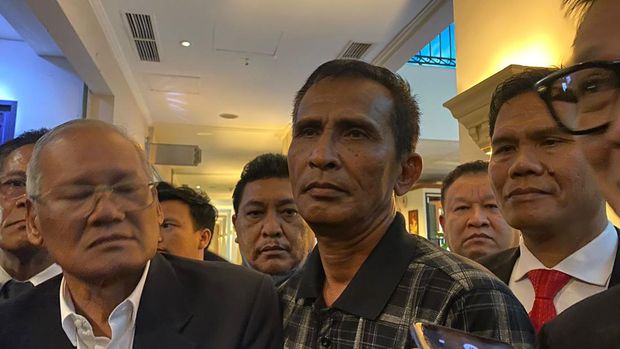 Ayah Brigadir Yoshua (kemeja kotak-kotak)/ (Karin Nur Secha-detikcom)