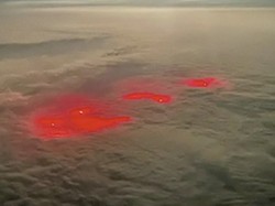 Cahaya Misterius Merah Menyala Memancar di Laut Pasifik