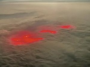 Cahaya Misterius Merah Menyala Memancar di Laut Pasifik Cahaya Misterius Merah Menyala Memancar di Laut Pasifik