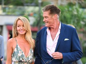 10 Foto Mesra Bintang Knight Rider dan Eks Pelayan Toko 28 Tahun Lebih Muda