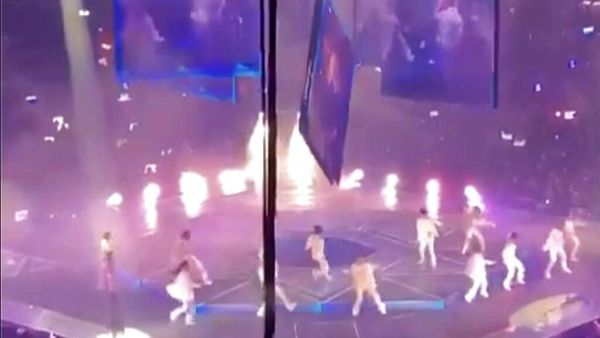 Detik-detik Layar Raksasa Jatuh Timpa Konser Boyband di Hong Kong