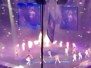 Detik-detik Member Boyband Mirror Tertimpa LED saat Konser Detik-detik Member Boyband Mirror Tertimpa LED saat Konser
