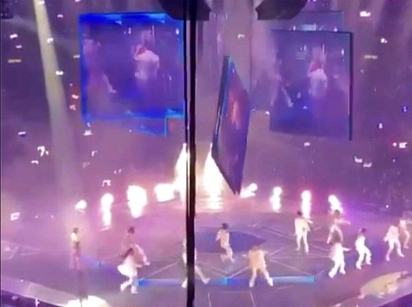 Detik-detik Layar Raksasa Jatuh Timpa Konser Boyband di Hong Kong