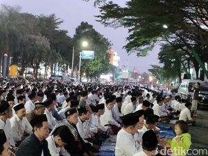 Rayakan Tahun Baru Islam, Ribuan Warga Kota Kediri Doa Bersama di Alun-Alun