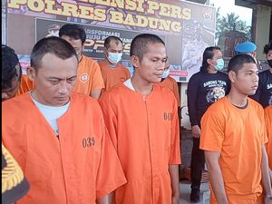 Menyamar Jadi Kuli Proyek, 4 Pria di Bali Curi Tiang Internet Menyamar Jadi Kuli Proyek, 4 Pria di Bali Curi Tiang Internet