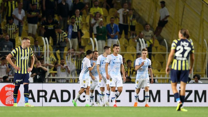 ISTANBUL, TURKIYE - JULY 27: Players of Dynamo Kyiv celebrate after scoring a goal during UEFA Champions League second qualifying round 2nd leg match between Fenerbahce and Dynamo Kyiv at Ulker Stadium in Istanbul, Turkiye on July 27, 2022. (Photo by Ali Atmaca/Anadolu Agency via Getty Images)
