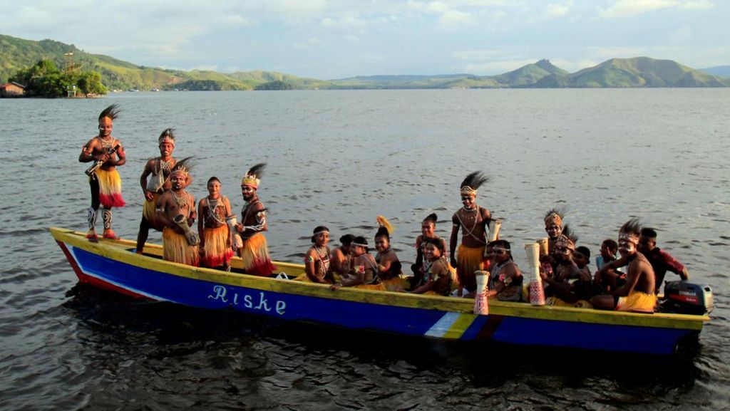Keseruan Menari di Atas Perahu Saat Festival Nusantara Papua
