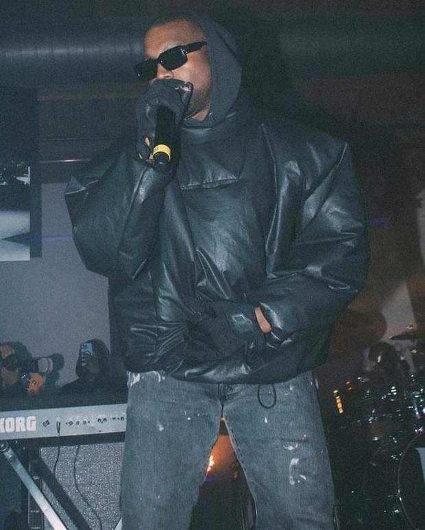 Kanye West memakai Yeezy Gap jaket/