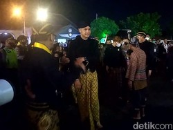 Nyaris Telat, Ganjar dan Gibran Ikuti Kirab 1 Suro di Mangkunegaran