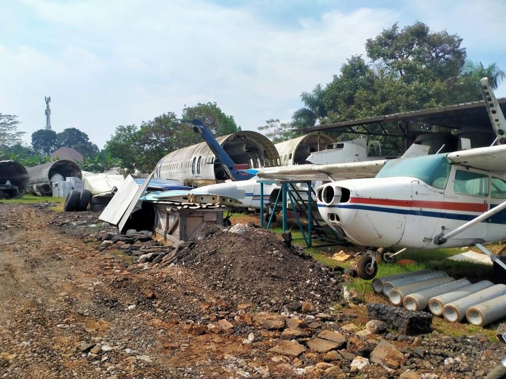 Tak Berizin, Penampungan Bangkai Pesawat di Kemang Bogor Disegel