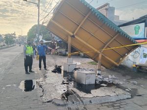 Kecelakaan Truk Trailer di Jakut, Halte Bus Lagoa Tertabrak hingga Rusak
