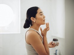 7 Moisturizer untuk Kulit Kering yang Ekstra Melembabkan Hingga Mencerahkan