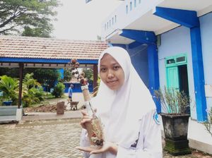 Terima Beasiswa APERTI UPER, Indy Ingin Majukan Kampung Halaman Terima Beasiswa APERTI UPER, Indy Ingin Majukan Kampung Halaman