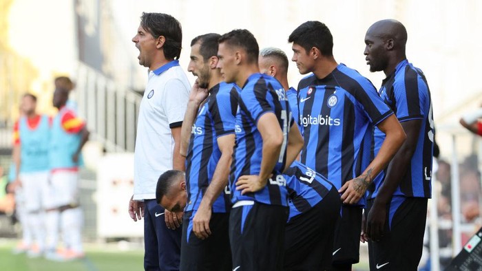 LENS, FRANCE - JULY 23: Coach of Inter Milan Simone Inzaghi during the preseason friendly match between RC Lens (RCL) and Inter Milan (FC Internazionale) at Stade Bollaert-Delelis on July 23, 2022 in Lens, France. (Photo by Jean Catuffe/Getty Images)